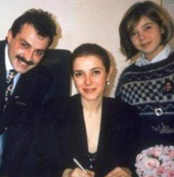 Yllar nce annesi Haluk Bilginer ile evlenirken Ceren de onlarla birlikteydi...