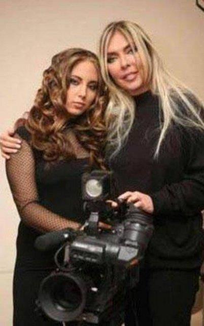 Yeilam'n 80'li yllarna damgasn vuran Ahu Tuba da Anjelik adnda bir kz ocuu annesi...