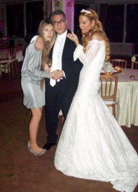 Erbil, nceki yl gzyalar iinde Sezin'i evlendirmiti. O gece yannda kk kz Yasmin de vard...