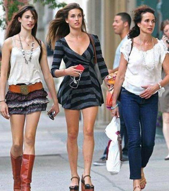 Elbette bunda onlarla birlikte olan nl anelerinin de rol vard. Ama yine de ikiz kz karde gzellikleriyle gz doldurdu...