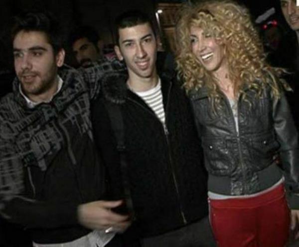 Hande Yener belki fiziiyle yllara meydan okuyor ama onun boyunca bir olu var...