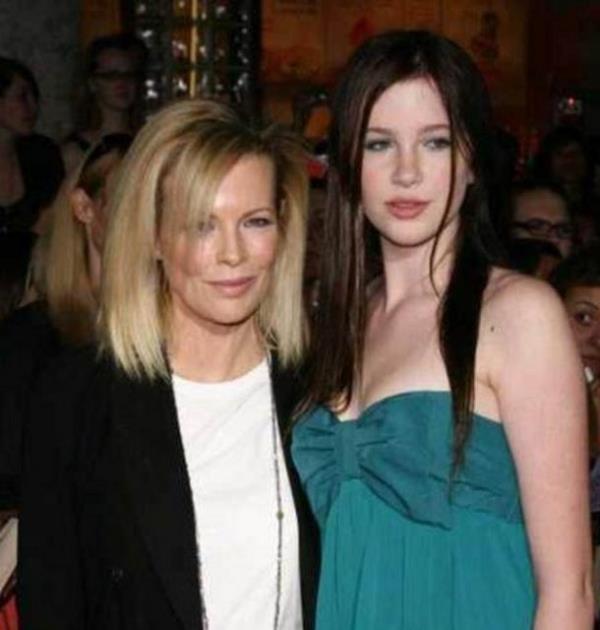 Baldwin'in Kim Basinger ile evliliinden dnyaya gelen kz Oreland 18 yanda...