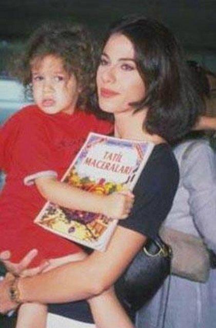 Deren kameralarla tantnda annesinin kucanda kck bir ocuktu...