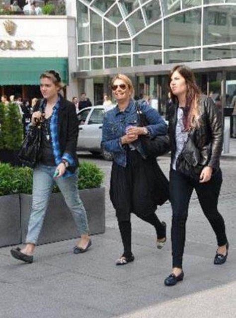 Anne ve babalaryla ayn isimleri tayan iki kz karde gzellikleriyle dikkat ekiyor...