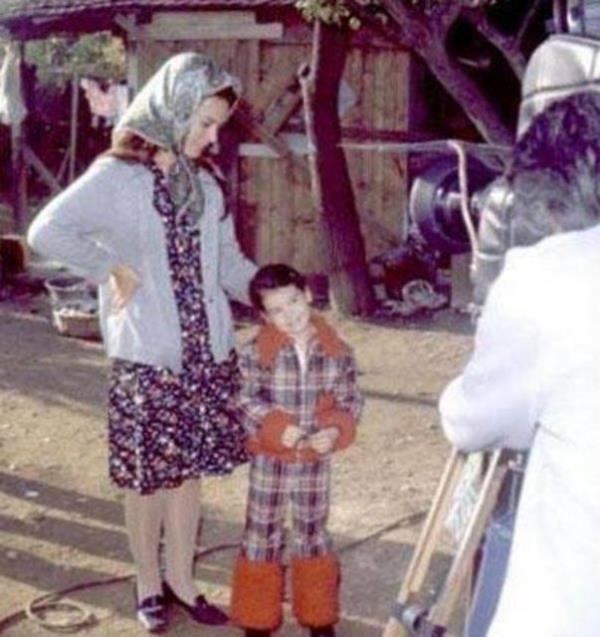 Glah bir zamanlar annesiyle birlikte kamera karsna da gemiti...