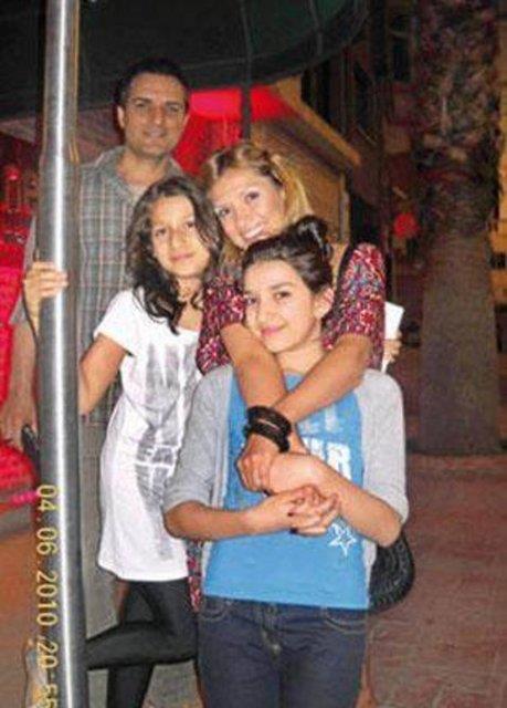 Su ve evval annelerinin arkada gibi grnyorlar...