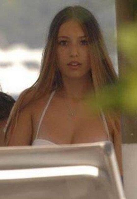 Mehmet Ali Erbil ile Nergis Kumbasar'n evliliinden dnyaya gelen Yasmin, getiimiz haftalarda annesiyle birlikte tatil yaparken grntlendi...