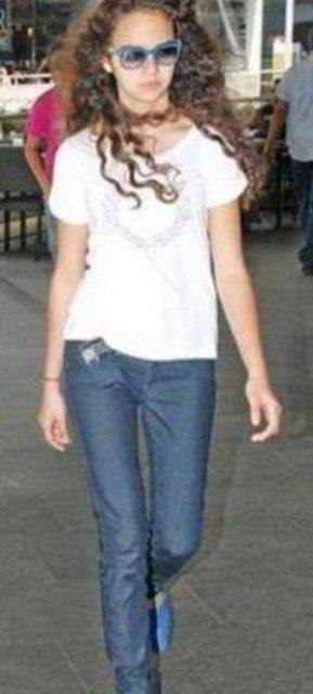 Bu incecik gen kz daha bebekliinden beri kameralar nnde.. nk o nl bir oyuncu, ynetmen ve airin kz... Bakn bakalm onun kim olduunu karabilecek misiniz...