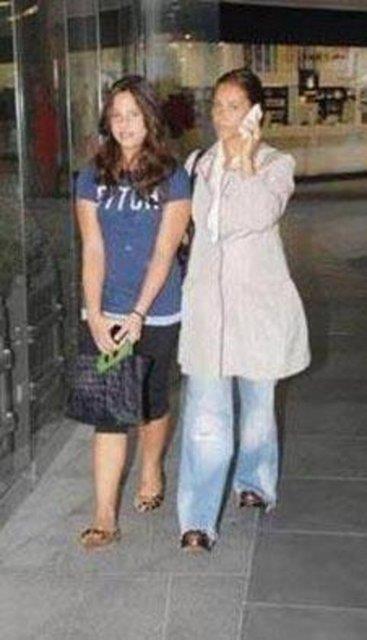 Zehra ok yaknda annesinin boyunu geecek gibi grnyor...