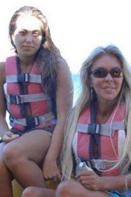 Kznn babasndan ksa srede ayrlan Tuba, Anjelik ile arkada gibi...