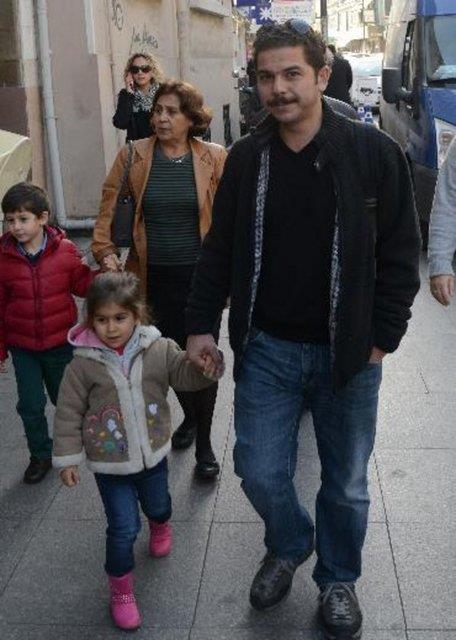 Kzn gezdirmeye karan ve evredekilerin akn baklarna aldr etmeyen Uluk, 'Beni kzmla grenler "Kardein mi?" diye soruyor. Kimseyi bydme inandramyorum. Bizimkilerin kk olu Ali, olarak kaldm ben ' dedi.