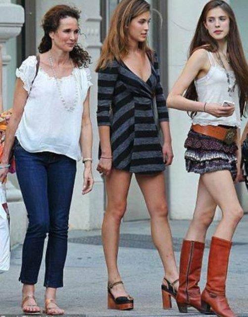 21 yandaki Rainey (ortada) ile 16 yandaki Sarah Margaret, nl yldz Andie McDowell'n kzlar. 53 yandaki yldz gzel kzlaryla birlikte dolamaktan byk gurur duyuyor...