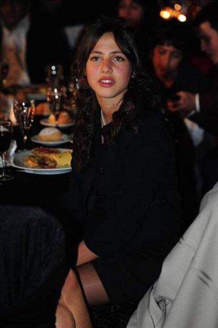 Zehra ilingirolu kameralar nnde byyen nl ocuklarndan biri...