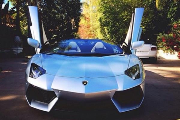 Dudak uuklatan hayat biimleri, babalar sayesinde sahip olduklar yatlar, arabalar, hatta uaklar