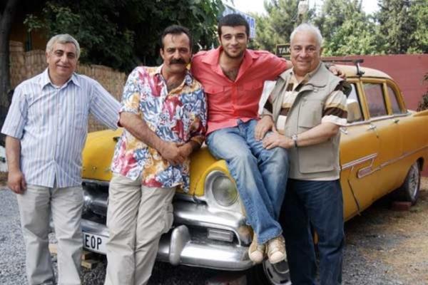 Akasya Dura dizisi iin yaplan kuyumcu soygunu ekimlerini gerek sanan polisler maskeli oyunculara silah ekeli 3 yl oldu.