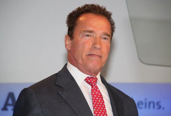 Arnold Schwarzenegger, soyadndan rken yapmclarn teklifiyle ilk filminde "Arnold Strong" adyla oynayal 43 yl oldu.