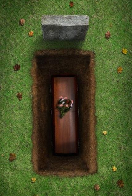 Bayan Carson Amerikanin New York kentinde yasiyordu.. Birgn eglenmek iin cenaze isleri yapan bir sirketle anlasti. Sirket eve telefon etti ve bayan Carsonun kalp krizi geirip ldgn syledi . Aile hemen kostu. Bu sirada tabutun iinde yatan bayan Carson birden dogruluverdi. Ama kizi o anda kalp krizi geirip ld...