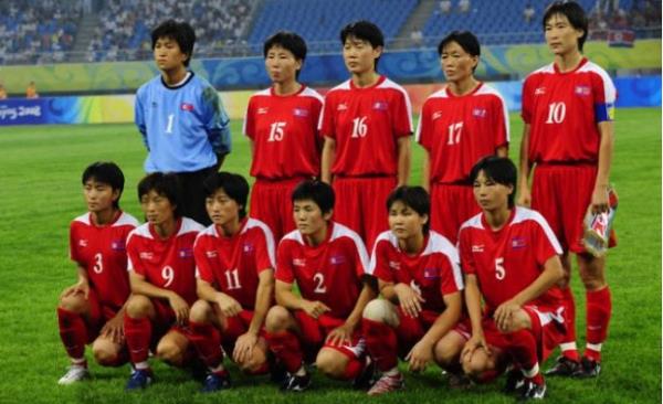 inli gen futbolcularn, Real Madridli David Beckham ve Roberto Carlosa zenerek salarn uzatmalar ve tuhaf ekiller vermeleri in Futbol Federasyonu tarafndan yasakland.