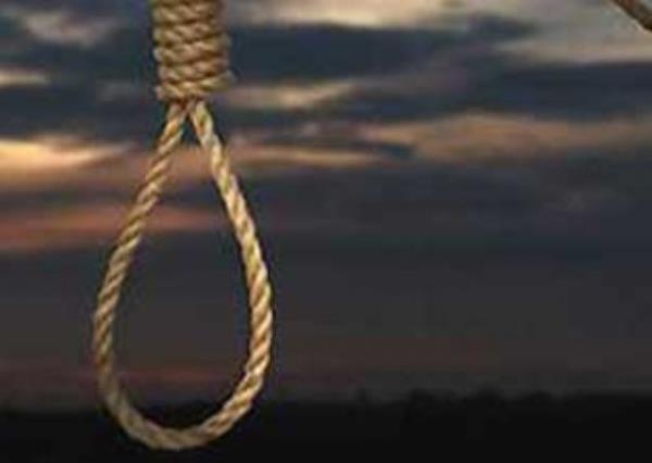 Jake Fen isimli Macar adam, esini korkutmak iin kendini asmis pozu verdi... Eve gelen es kocasini o halde gornce bayildi..Kapiyi aik gren komsu kadin ieri girince iki cesetle karsilastigini sanip evi soydu.Topladiklari ile ikarken Jake kadina bir tekme atti. Cesedin canlandigini sanan kadin korkudan ld..Jake beraat etti..