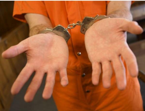 Washingtonda bir sulu hapishaneden kat.Birka gn sonra kz arkadayla yemee gitti.Ama uzun sre geri dnmeyince kz arkada merak ederek polise haber verdi.Polisler adn duyunca kim olduunu anladlar ve yakaladlar.