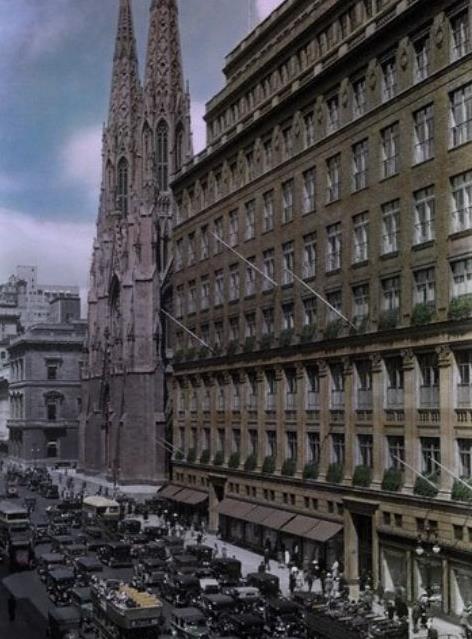 New Yorkta 5inci caddede bir adama ara hafife arpti. Adama birsey olmamisti.. Sofrle konustu ve kalkacakken olayi gren biri yanina gelerek,kalkmazsa sigortadan para alabilecegini soyleyince yeniden aracin nne yatti. Ara srcs ise adamin gittigini dsnerek gaza basti ve adam ld...