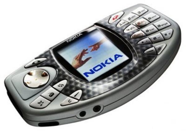 <p><b>Nokia Ngage</b></p>    te efsanevi Ngage. Fikir iyiydi, ama iyi uygulanamad. Oyunlarnn ar pahal olmas bir yana, bu ekildeki bir cihaz telefon grmesi iin kulaa gtrmek tuhaf bir histi