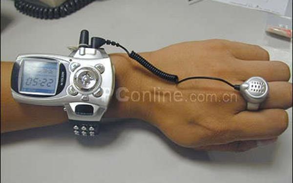 <p><b>F88 Wrist Phone</b></p>    F88 Bilek Telefonu, ilk saat telefonlardand. Hatta 3 megapiksel kameraya ve renkli grntye sahipti. inli bir firmann rn olan bu saat-cep, daha yeni yeni altmz bu konsepti yllar nce uygulam anlalan. Ama saatten ok kola balanm bir telefonu andrmas, baarsz olmasna da yol at...