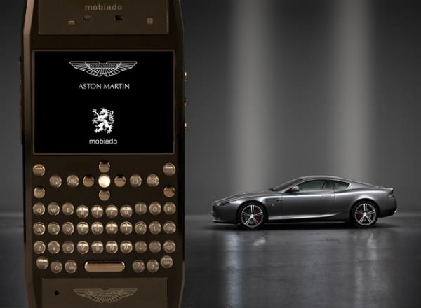 <p><b>Mobiado Grand 350 Aston Martin Phone</b></p>    Maalesef arka planda haval araba resimleri olmas, Mobiado Grand 350'nin tasarmn gzelletirmiyor.
