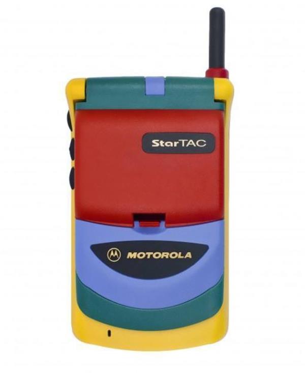 <p><b>Motorola StarTac</b></p>    Motorola'dan bu ar renkli telefon ekici yaplmaya allm olsa da, amacnn tam tersi etkiyi yapt ortada. Neyse ki siyah renk seenei de vard.