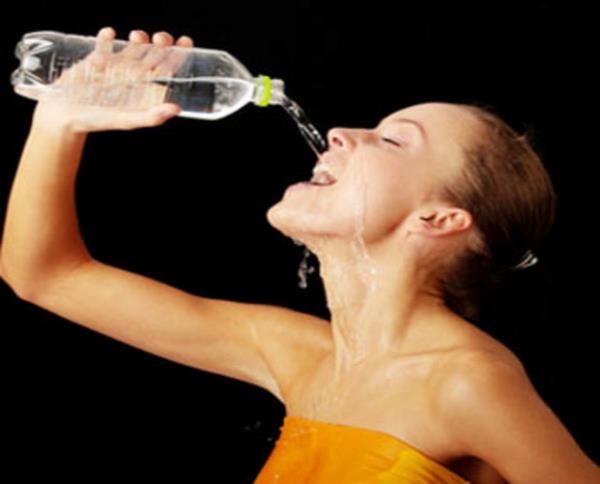 Uzmanlar gnde en az 2 litre civarnda su ve maden suyu gibi "yararl sv" tketilmesini neriyor.