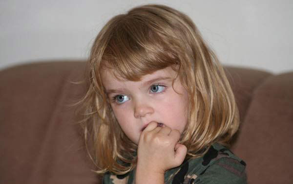 Trnak Yeme Terapisi Aratrmas- Lawrance Sheean, trnak yiyen bir grup erkek ocuunun uyuduu odada her gece defalarca 'Trnaklarm ok ac' cmlesini tekrarlad. Yaz tatili sonunda biten deneyde ocuklarn yzde 40nn trnak yeme alkanlna son verdii tespit edildi.