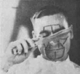 Evrensel Yz fadeleri Deneyi-Evrensel yz ifadelerini tespit etmek isteyen psikolog Carney Landis, deneklerinin yz kaslarnn hareketini takip etmek iin yzlerine yank bir mantarla hatlar izdi. Daha sonra deneklere amonyak koklatld, caz dinletildi,  elleri kurbaa dolu bir sepete sokuldu.