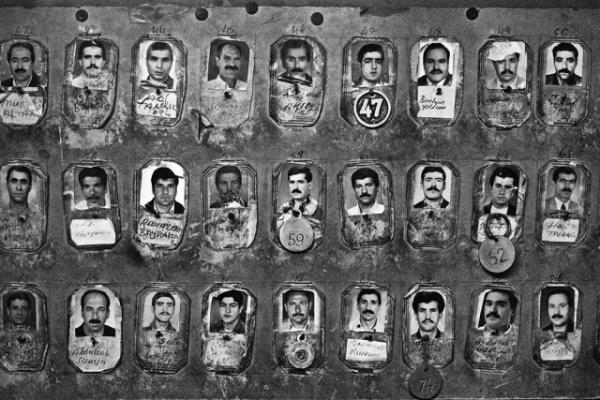 Foto muhabiri Krat Bayhan'n "g" anlatan fotoraf kitab "Evden Uzakta-Away From Home" TIME'n en iyi fotoraf kitaplar arasna girdi.