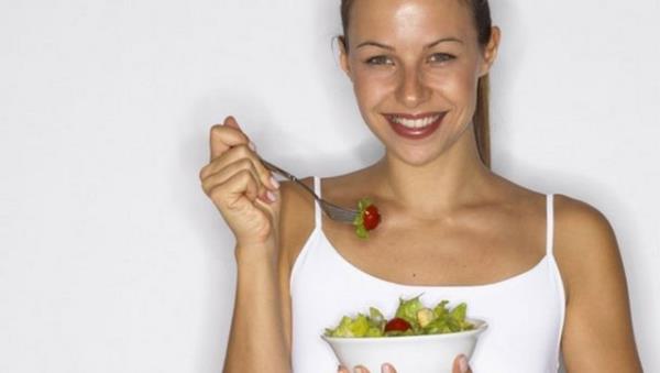 <p><b>"Hastalanmamak elimizde"</b></p>  "Hastalanmamak elimizde. Btn bunlar yaparsak hastalklar nlenebiliyor. Bunu nlemek kendi elimizde. Bu bilimsel olarak gsterildi. Hcresel dzeyde bozukluklar nlersek, ileri yalarda ortaya kan tansiyon ykseklii, gbek evresi genilii, fel, karacier yalanmas, kanser, enfarkts gibi sorunlarn nlenebildii, gerileyebildii gsterilmitir. Salkl ve doal beslenerek, salkl yaayarak hastalklar nlenebilir. Yksek tansiyonu ve kan ekerini drmek iin de salkl beslenmek, kilo vermek, hareket etmek yeterli olabilir. Bol su iilecek, uzun uzun yrnecek. Toksik karbonhidrat ve ekerlerden, organizmaya hemen tketilen bo kalori saladklarndan dolay uzak durulacak!"