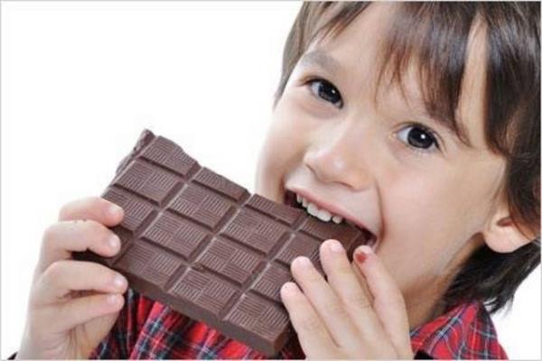 <p><b>"Dedeler ikolatayla torunlarn zehirlemesinler"</b></p>    "ocuklara ayran ime, fndk, fstk, ceviz, incir, kays yeme alkanl kazandrlmal. Dedeler, babalar, nineler eve gelirken ikolata ya da ekerli bir ey alp gelmesinler. ocuklarn veya torunlarn zehirlemesinler.