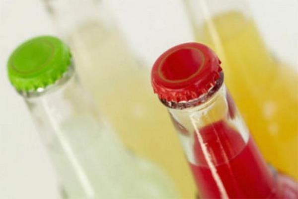 <p><b>"ekerli iecekler ABD'de her yl 25 bin kiiyi ldryor"</b></p>    "Harvard niversitesi'nde bir alma yapld. Amerika'daki ekerli iecekler her sene 25 bin lme sebep oluyor. Amerika'da ekerli iecek tketimi ok fazla, ama Trkiye de ikinci lke olarak bildirildi. Trkiye'de bunun aratrmas yaplmyor. nk herkes 'Ben eker yemeden yapamam' diyor. Dilimizde 5 tane tat alma duyusu vardr, bunlar tatl, ac, eki, tuzlu ve imami'dir. mami zellikle ocuklarda yapay, suni yiyeceklere alkanlktr. ocuklar, bu suni tatlara alr ve onu aramaya balar. Siz bebeklere eker vermeye baladnz zaman o ocuklarn dier tat alma duyusunu kreltiyorsunuz. Onun iin 'Tatlsz yapamam', 'Adetimin bilmem ne gnnde ekere saldrrm' diyorsunuz. Bu yanl beslenmenin belirtisidir."