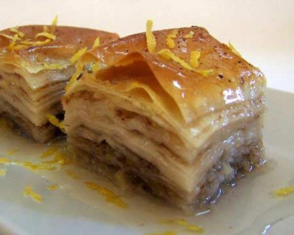 <p><b>"ok tatl ve unlu gdalar yiyenlerde barsak problemleri balyor"</b></p>    "Vcudumuzun verdii sinyaller, kiiye gre deikenlik gsterebilir. rnein kabzlk, Trkiye'de hibir zaman hastalk olarak grlmez. Ama siz her gn byk abdeste kmyorsanz, vcudunuz yeteri kadar almyor demektir. Trkiye'de hekimler bunu sormaya utanyor, hastalar da sylemeye utanyor. Gnde bir ya da 2 kere kyorsanz, vcudunuz saat gibi alyor demektir. Hareket etmezseniz, su imezseniz barsaklar almaz. Ar eker ve ekere dnen unlu ve niastal gdalar, barsak florasn bozar. ekerli yiyecekler yediiniz srece kabzlnz artar. ok tatl ve unlu gda yiyenlerde ?kronik barsak hastalklar' gibi problemler balyor."