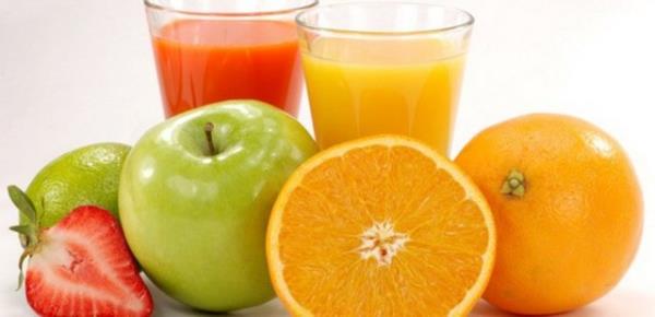 <p><b>"Taze sklm meyve suyu bile yalanmaya neden olur'</b></p>    "Taze sklm meyve suyu kan ekerini ve inslini ykseltir ve yalanmaya balarsnz. Meyve sular karacieri yalandrr. Meyve sularnda fruktoz (meyve ekeri) ve glikoz vardr. Alkol alanlarda nasl bira gbei oluuyorsa, fruktoz da vcuda girince karacierde ya olarak depolanr. Meyve suyu ve ekerli ieceklerden dolay ve hareket etmemeleri nedeniyle ocuklarn da gbei yalanr. Bugn 12-13 yandaki erkek ocuklarnn gbei, memeleri, kalalar byyor. Plajda denize girmeye utanyorlar. Ama kabahat onlarn deil, ana babalarnn. nk srekli ekerli iecek imeye zendiriliyorlar. Bu ok yanl! ocuklar ayran, su ve ekersiz ay imeli. ocuklarmz nasl beslersek, neyle beslersek, o ekilde geliirler, o biimde byrler unutmayalm. Ne ekersek onu bieriz!"