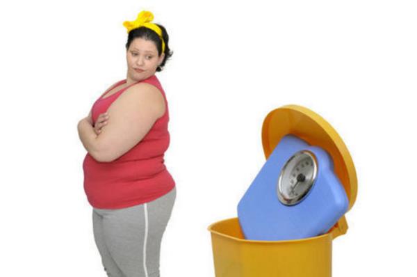 <p><b>"100 kiloluk bir kadnn bir saat komasna imkan yok"</b></p>    "Hipokrat, 'Uzun yol yryen, uzun yaar' diyor. Harvard niversitesi'nin son salk piramidinde en altta, hareket ve spor var. Ama ar spor da tehlikeli! 100 kiloluk bir kadnn veya erkein kalkp bir saat komasna imkan yok, en aa 10-15-20 dakika her gn ak havada yrmeli. Bunun iin rahat bir yry ayakkabs yeterli."