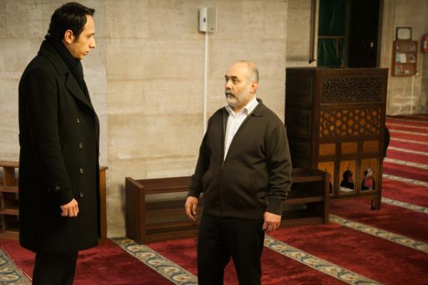 Ya geri dnn ya da arkanza bakmadan devam edin.