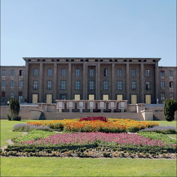 Milli Eitim tartmasn dersane zeline tayan hkmet, eitimdeki sorunlar tablet ihaleleri ile ortadan kaldracan m dnyor?