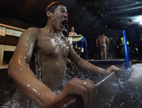 Bir adam Ortodoks inanna gre 18 Ocak tarihinde Lena Nehri'nin buz gibi suyuna dalyor.