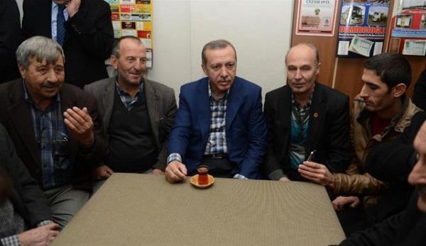 Babakan Recep Tayyip Erdoan, Edirne ziyaretinde Uzunkpr'den sonra geldii Kean lesi'nde bir kahvehaneye urad