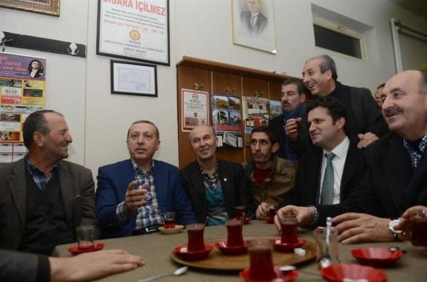 Babakan Erdoan kahvehanede vatandalarla sohbet ederken futbol anlarndan bahsetti. ay ok beenen Babakan, kahvehane sahibine "Rize'nin ay m bu" diye sordu.