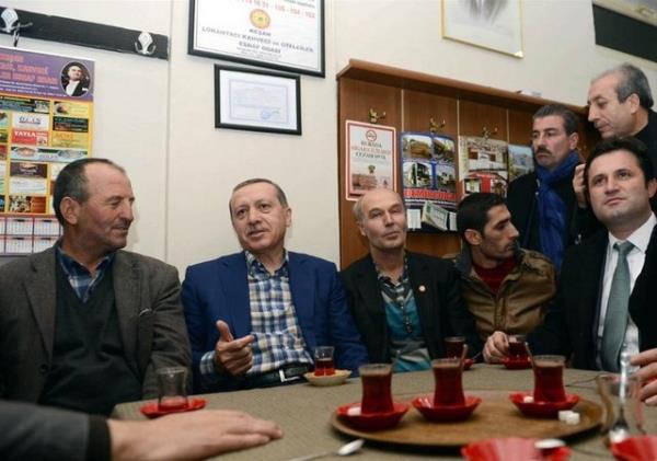Erdoan kahvehanedeki vatandalara "Tarm bakanndan memnun musunuz" diye de sordu.