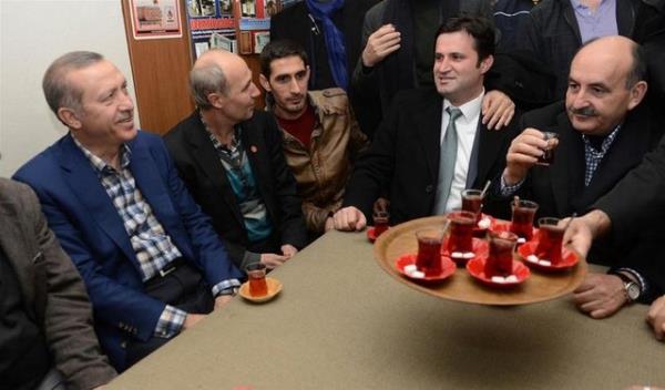 Kahvehane knda kendisine sevgi gsterisinde bulunan ocuklar seven Erdoan, buradan stadyuma geerek helikopterle stanbul'a hareket etti.