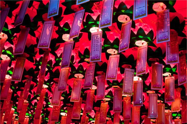 lkeden fotoraflar festival, renkli grsel ovlar ve Gangnam Style dansyla nlenen PSY etiketleriyle paylald