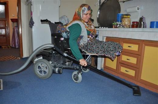 <P></P>  <P>5 YIL FELL ANNESNE BAKTI</P>  <P></P>  <P>                        Annesi erife Soyer'in 2004 ylnda eker hastal nedeniyle fel olduunu ve 5 yl yataa baml yaadktan sonra hayatn kaybettiini anlatan Soyer, unlar kaydetti:      " kz olmak zere 6 kardeiz. Kardelerimin hepsi de evli. Bir erkek kardeim iki haftada bir yanmza gelerek babamn banyosunu yaptrp tra ediyor, onun haricinde arayan soranmz yok. Kendimde felli olmama ramen annemin hastal sresi boyunca babamla birlikte anneme baktk. Annem hayatn kaybettikten iki yl sonra da babam yksek tansiyona bal olarak fel geirdi. 3 yldr da felli babama bakyorum. Babamda yataa bal, tuvalet ihtiyacn bile karlayamyor. Felli halimle hem yatalak anneme hem de yatalak babama baktm. mrm yetene kadar da babama bakmaya devam edeceim."</P>