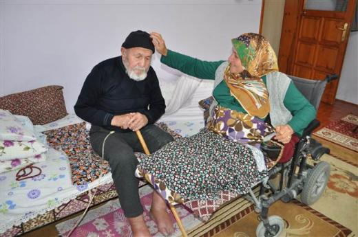 <P>Belinden aasn hissetmedii ve ayaklarn kullanamad iin 32 yldr tekerlekli sandalyeye bal yaamak zorunda kaldn anlatan Soyer, buna ramen hayattan kopmayarak hem annesine hem de babasna baktn vurgulad.</P>