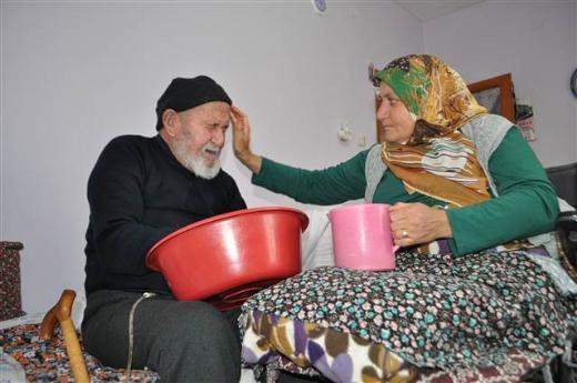 <P>"Benim de kaderimde bu varm. mtihanm buymu. Yaadm zorluklara ramen bir gn olsun babam bakm evine yatrmay dnmedim. Belki kendim de bakma muhtacm ama asla babam bakasna emanet edemem. Babam da salnda bana ok bakt, yardmc oldu. Yeri geldi obanlk yapt, yeri geldi bekilik yapt, benim tedavi olmam iin imkanlarn seferber etti ama olmad. imdi ben de babama elimden geldiince bakyorum. Allah bugnlerimizi aratmasn. Halimize ok kr. Yryemesem de elim tutuyor. Hem kendi hem de babamn ihtiyalarn karlayabiliyorum. Elim de tutmasayd ne yapardm."</P>